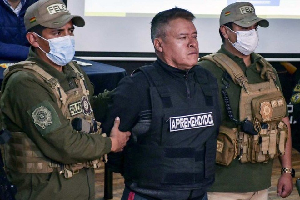 O general golpista Ziga  apresentado  imprensa, em La Paz (foto: Daniel Miranda/AFP)