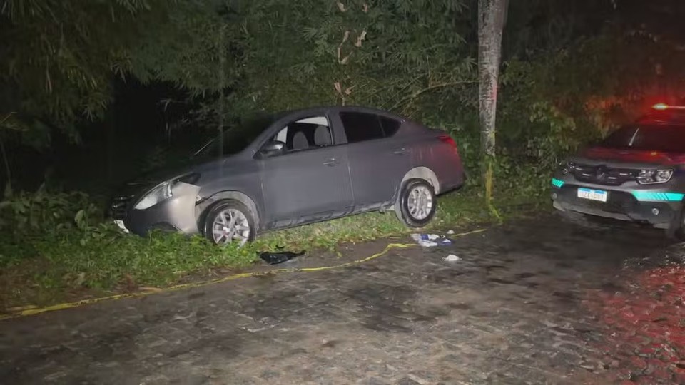 Carro foi encontrdo na Estrada dos Macacos (Foto: Reproduo/TV Globo )