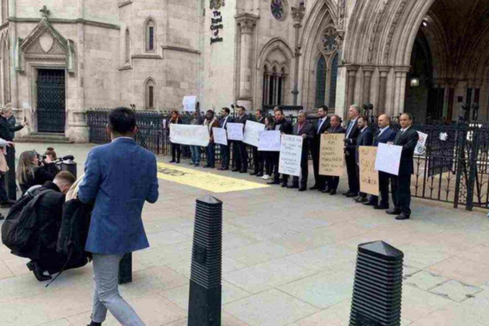 Na Inglaterra, representantes de municpios da Bacia Rio Doce e de atingidos por rompimento de barragem fazem protesto por reparao diante da Royal Courts of Justice, em 2022 (Crdito: Mateus Parreiras/EM/D.A Press - 8/4/2022)