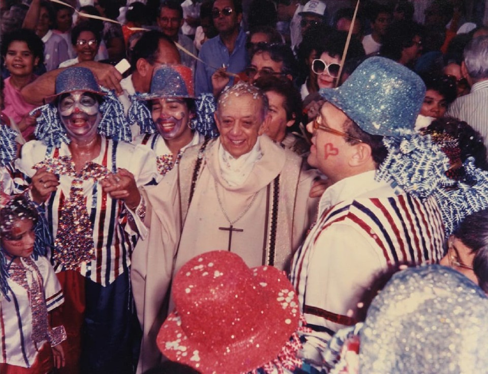Dom Helder com integrantes do Bloco da Saudade em 1989 (Crdito: IDHeC/Arquivo)