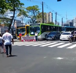 Motoristas de nibus realizam protesto e paralisam Av. Guararapes, no centro do Recife (Foto: Reproduo/Instagram @rodoviariosrecifermr)