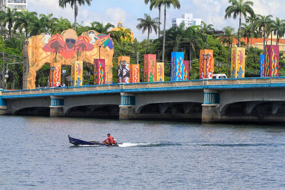 Ponte do recife ganhou decorao para o Carnaval 2024 (Foto: Romulo Chico/ DP)