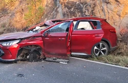 Acidente envolvendo caminho e carro de luxo deixa trnsito lento na BR-232 (Foto: Reproduo/Instagram)