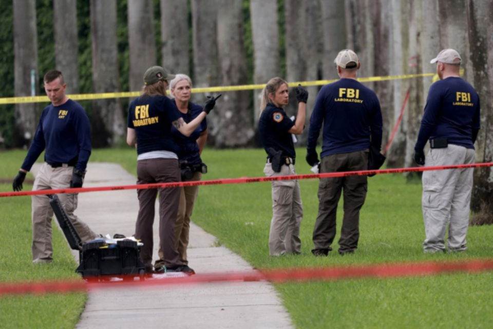 Os agentes da lei continuam a investigar a rea onde o Servio Secreto descobriu um suposto assassino do ex-presidente Donald Trump no Trump International Golf Club
 (Crdito: JOE RAEDLE / GETTY IMAGES NORTH AMERICA / GETTY IMAGES VIA AFP)