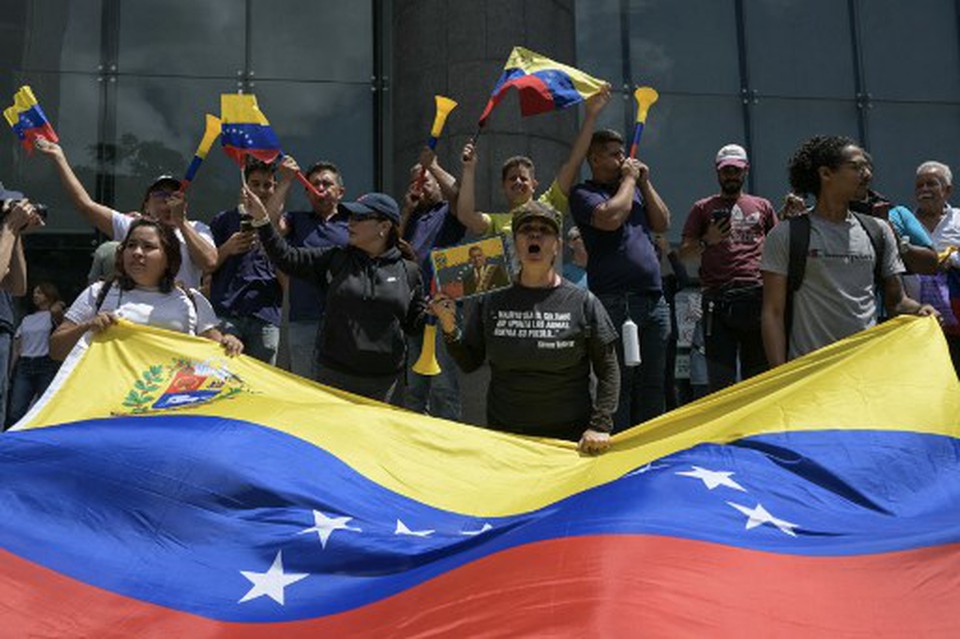 Na Venezuela, milhares saram s ruas em protesto e para pedir a recontagem de votos (Foto: YURI CORTEZ / AFP
)