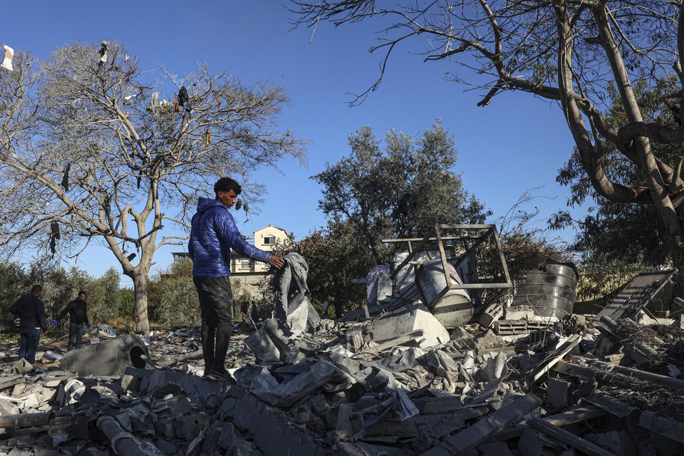 Palestino procura seus pertences entre os escombros de casas destrudas pelo bombardeio israelense em Rafah nesta segunda-feira (11) (Foto: SAID KHATIB / AFP
)
