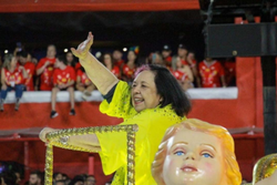 Rosa Magalhes, carnavalesca da Imperatriz Leopoldinense, acena para o pblico durante desfile; ela morreu aos 77 anos