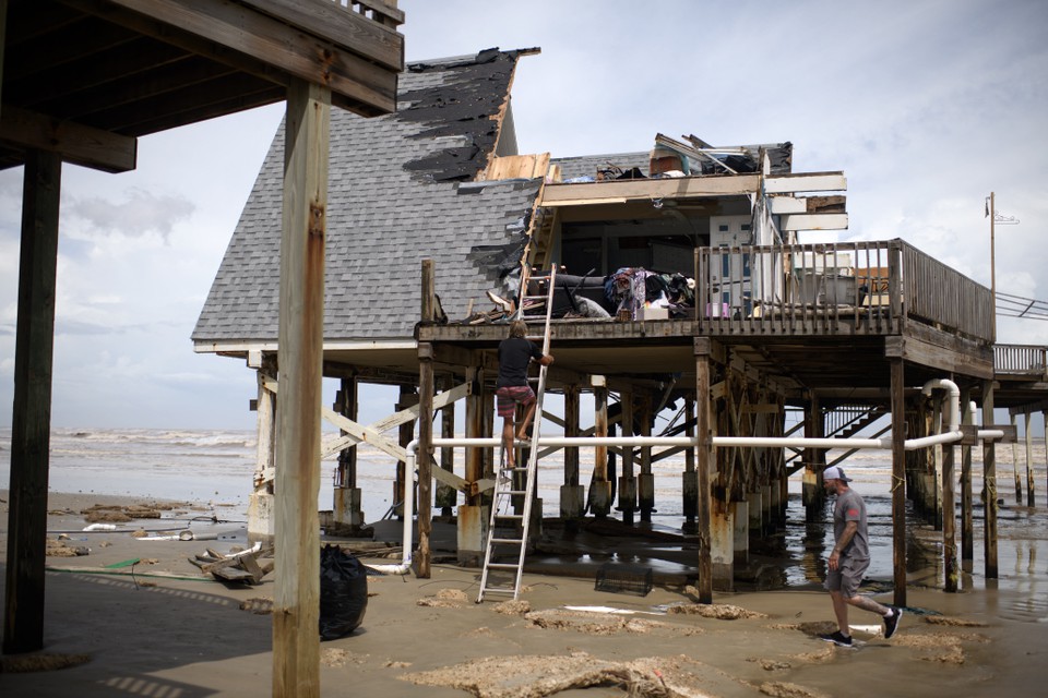 Nesta tera-feira, Beryl j era um ciclone ps-tropical e se movia em direo nordeste, rumo ao Canad (foto: Mark Felix / AFP)