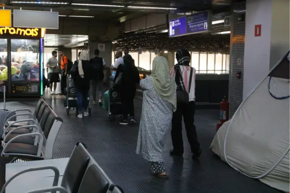 Parte do grupo de refugiados afegos com visto humanitrio que est acampado no Aeroporto Internacional de Guarulhos (Crdito: Rovena Rosa / Agncia Brasil)