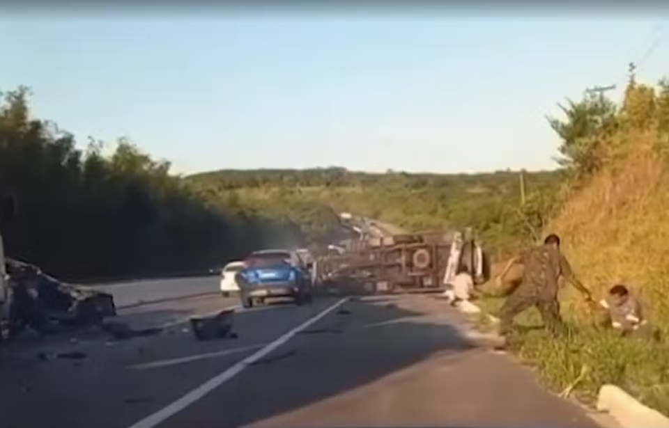 Por conta da gravidade do caso, um trecho da via no sentido Recife-Joo Pessoa precisou ser interditado. Policiais esto no local auxiliando os motoristas para evitar outros transtornos (Foto: Reproduo/TV Cabo Branco)