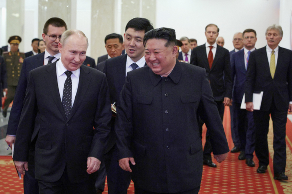 O presidente russo, Vladimir Putin, e o lder da Coreia do Norte, Kim Jong Un, participam de um concerto de gala em Pyongyang (Crdito: GAVRIIL GRIGOROV / POOL / AFP)