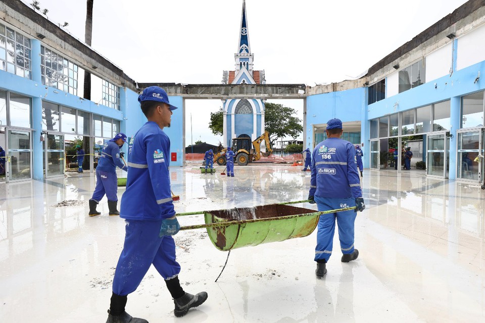 Com o final dos servios, a gesto municipal entrega o Santurio para que a parquia possa cuidar da reconstruo (Foto: Hlia Scheppa/Prefeitura do Recife)