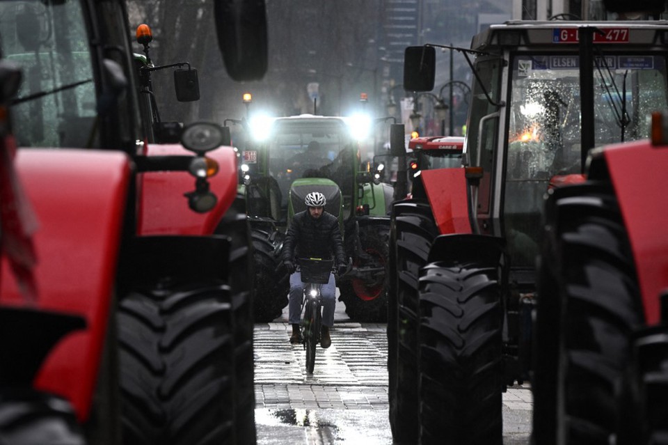 Protesto de agricultores em Bruxelas, na Blgica (Foto: JOHN THYS / AFP
)