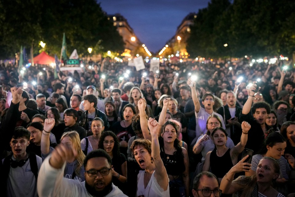 Manifestantes participam de protesto aps o anncio dos resultados do primeiro turno das eleies parlamentares francesas (Foto: DIMITAR DILKOFF / AFP
)