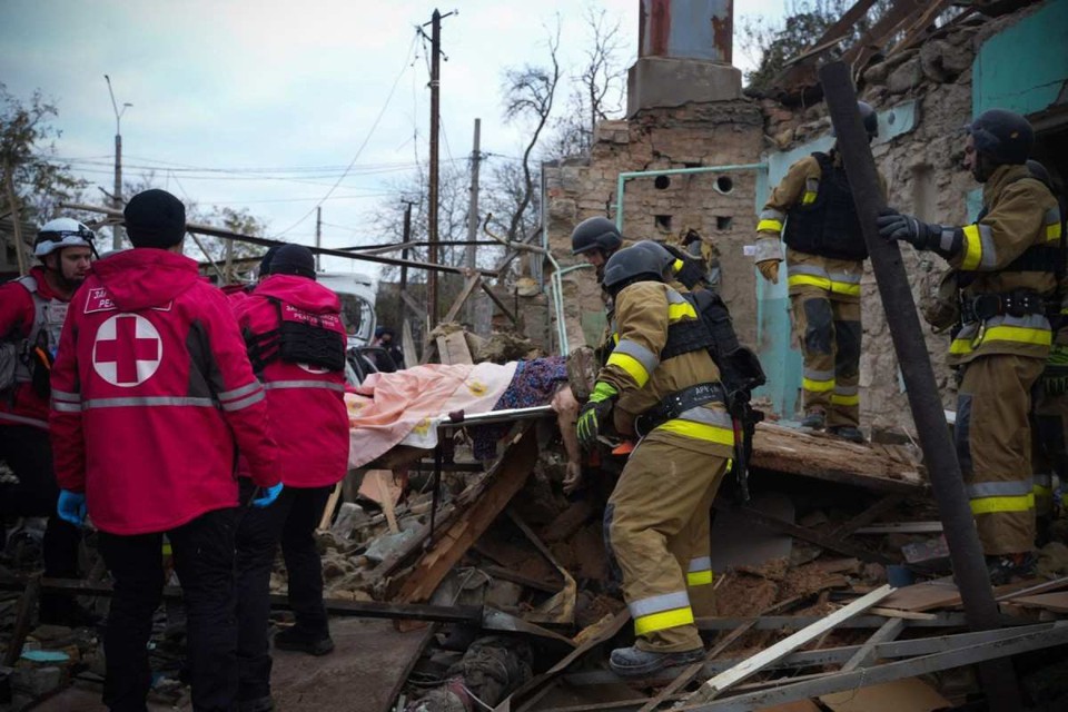 Socorristas ucranianos carregam o corpo de civil morto em ataque com drone na cidade de Mykolaiv (sul) (Crdito: Servio de Emergncia Ucraniano/AFP)