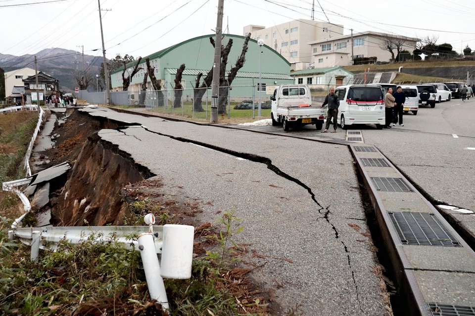 Detritos so retratados no terreno do Santurio Onohiyoshi, na cidade de Kanazawa, provncia de Ishikawa (Crdito: YUSUKE FUKUHARA / YOMIURI SHIMBUN / AFP)