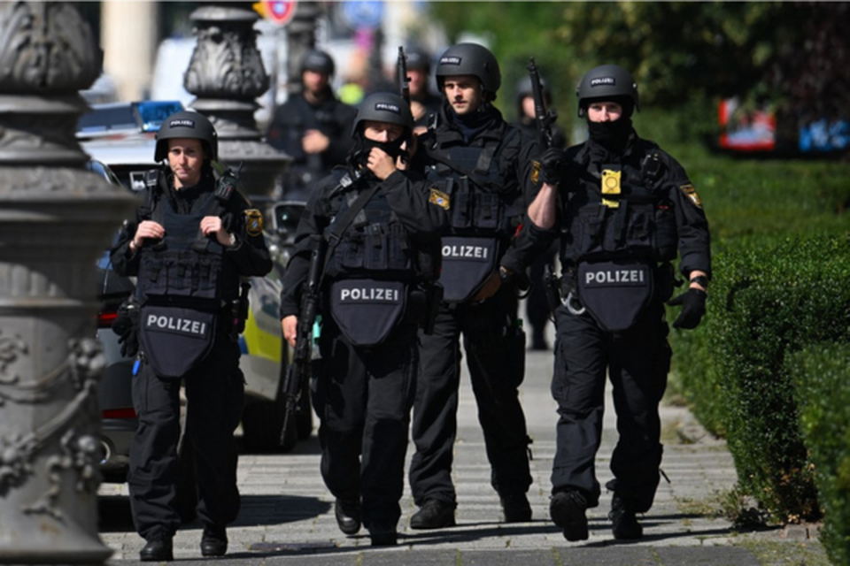 Policiais protegem a rea aps um tiroteio perto do prdio do Centro de Documentao para a Histria do Nacional-Socialismo (NS-Dokumentationszentrum) em Munique (Crdito: LUKAS BARTH-TUTTAS / AFP)