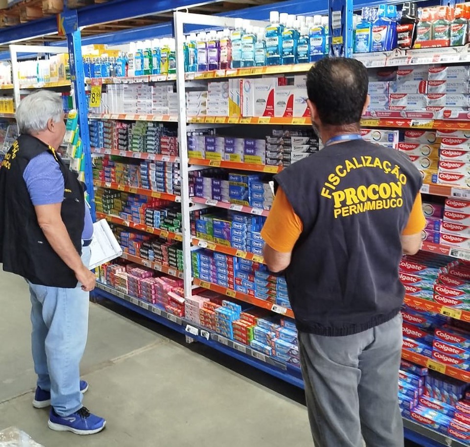  (Foto: Fiscais do procon fizeram inspeo em supermercado)