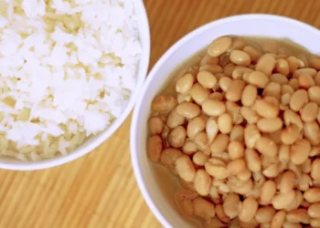 Receita simples torna arroz e feijão mais saudáveis
