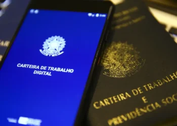 Mulher que trabalhou por 3 anos sem assinatura na carteira irá receber R$ 2 mil