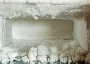 O gelo do seu congelador vai derreter rapidinho com truque antigo