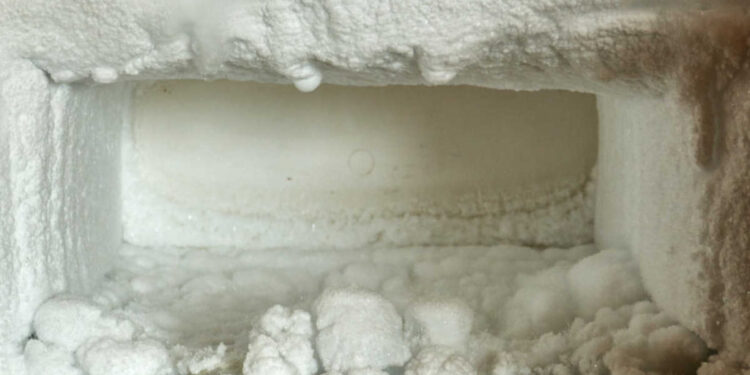 O gelo do seu congelador vai derreter rapidinho com truque antigo