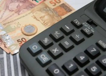 Pessoas que nasceram entre março e abril terão perdão financeiro de dívidas