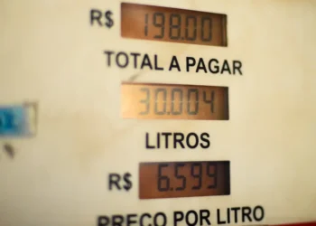 Abastecer o carro precisa de cuidado com chegada da nova gasolina