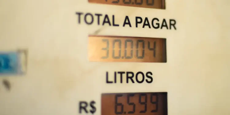 Abastecer o carro precisa de cuidado com chegada da nova gasolina