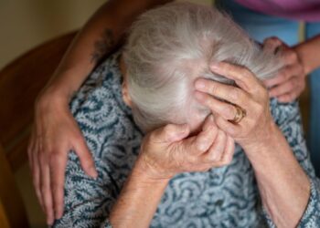 Idosa fica assustada ao ter R$ 450 mil roubados por cuidadoras