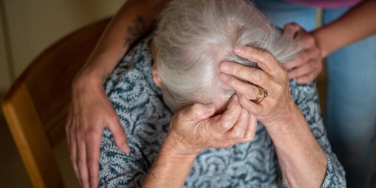 Idosa fica assustada ao ter R$ 450 mil roubados por cuidadoras