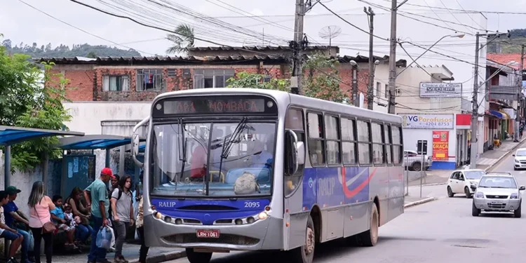 Passageira de ônibus sofre humilhação após motorista negar parada