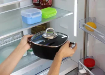 Colocar a panela na geladeira pode fazer mal à saúde