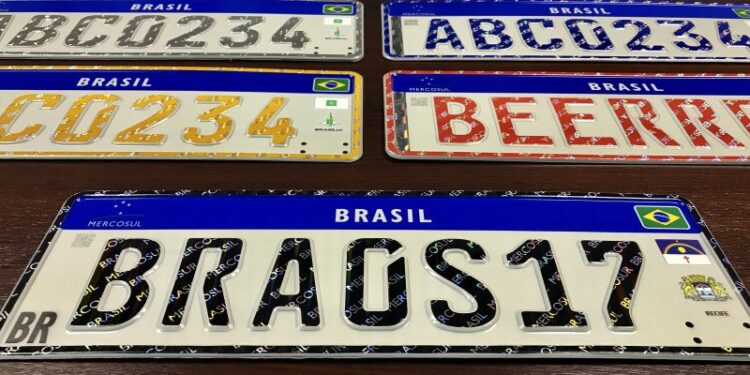 Não trocar a placa no momento certo pode custar R$ 293 e 7 pontos na CNH