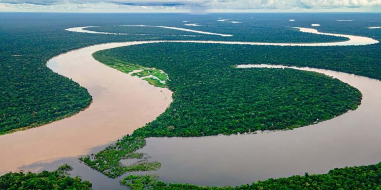 Território estratégico no rio Amazonas provoca disputa entre nações