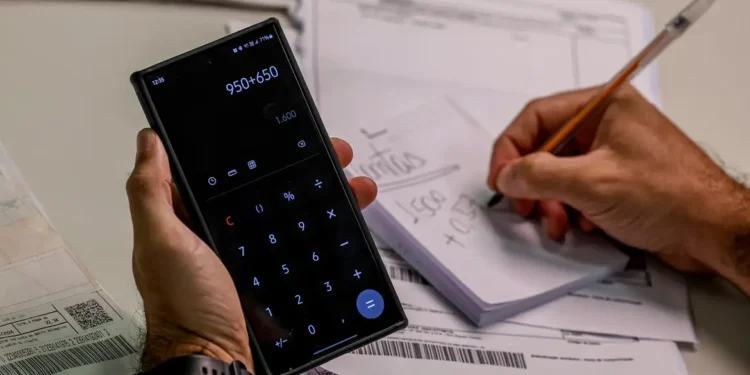 Serasa ajuda brasileiros a pagar dívida com 90% de desconto