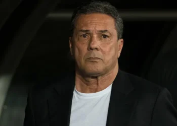 Vanderlei Luxemburgo comete gafe do século e fala bobagem ao vivo