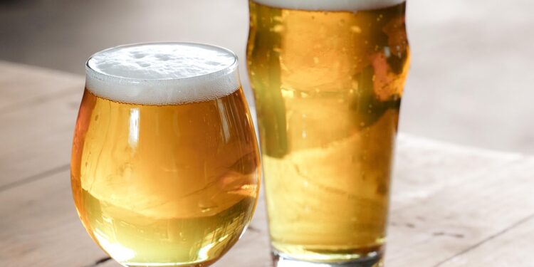 Copo para manter cerveja gelada por mais tempo é descoberto por engenheiro