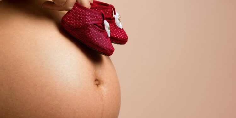 Puberdade precoce fez mulher ser mãe aos 5 anos