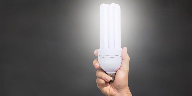 Isenção histórica da tarifa social de energia é concedida para 330 mil famílias