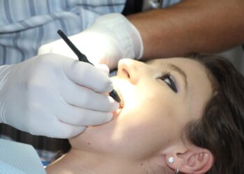 Má higiene bucal favorece doença periodontal e perda de dentes