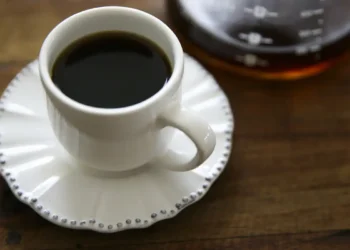 Tomar café demais pode afetar com o que você sonha?