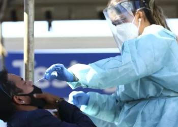 Nova onda de Covid chega ao Brasil: 2 mortes confirmadas