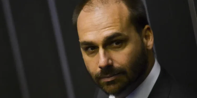 Eduardo Bolsonaro é acusado de ser traidor da pátria