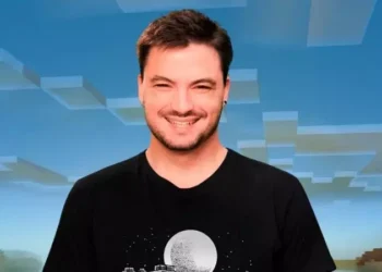 Felipe Neto surpreende e derrota Luciano Hang