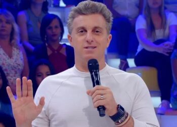 Luciano Huck cometeu gafe e foi pego no flagra na Globo
