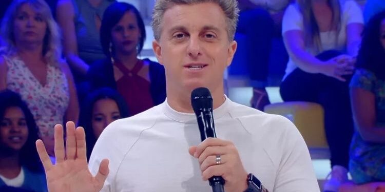 Luciano Huck cometeu gafe e foi pego no flagra na Globo
