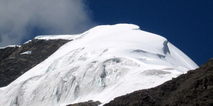 Alpinista morre ao tentar tirar selfie em topo de montanha de gelo