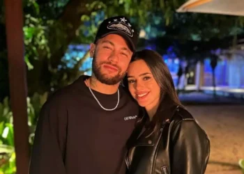 Neymar foi pego no flagra com Biancardi em culto religioso