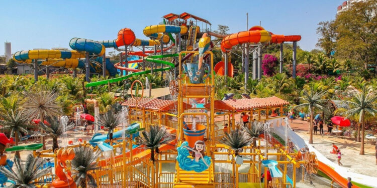 Parque aquático que jovem foi morto reabre brinquedo que causou tudo